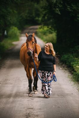 Magdalena : sesja kobieca w stadninie koni