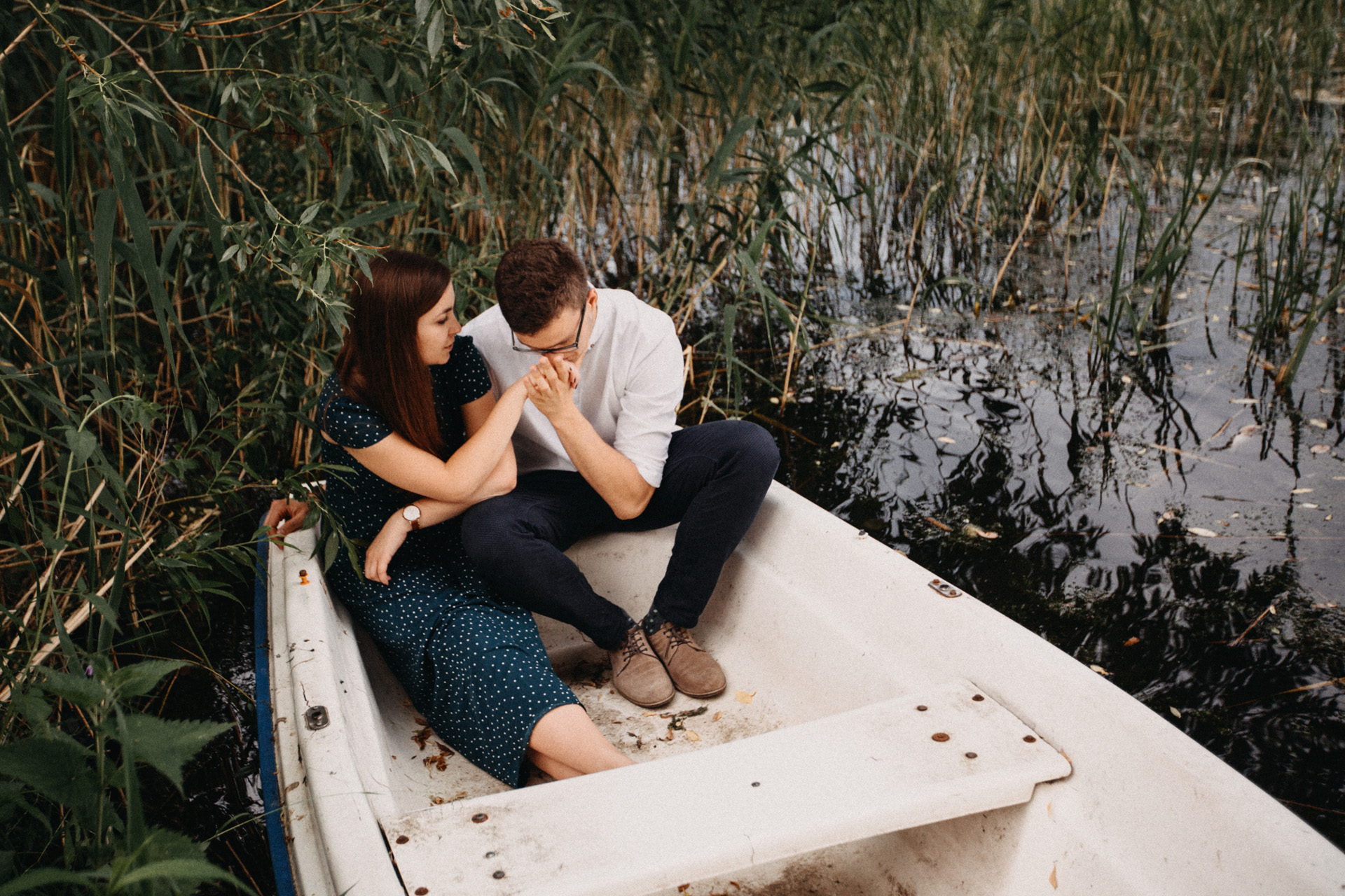 fotografia narzeczeńska nad jeziorem
