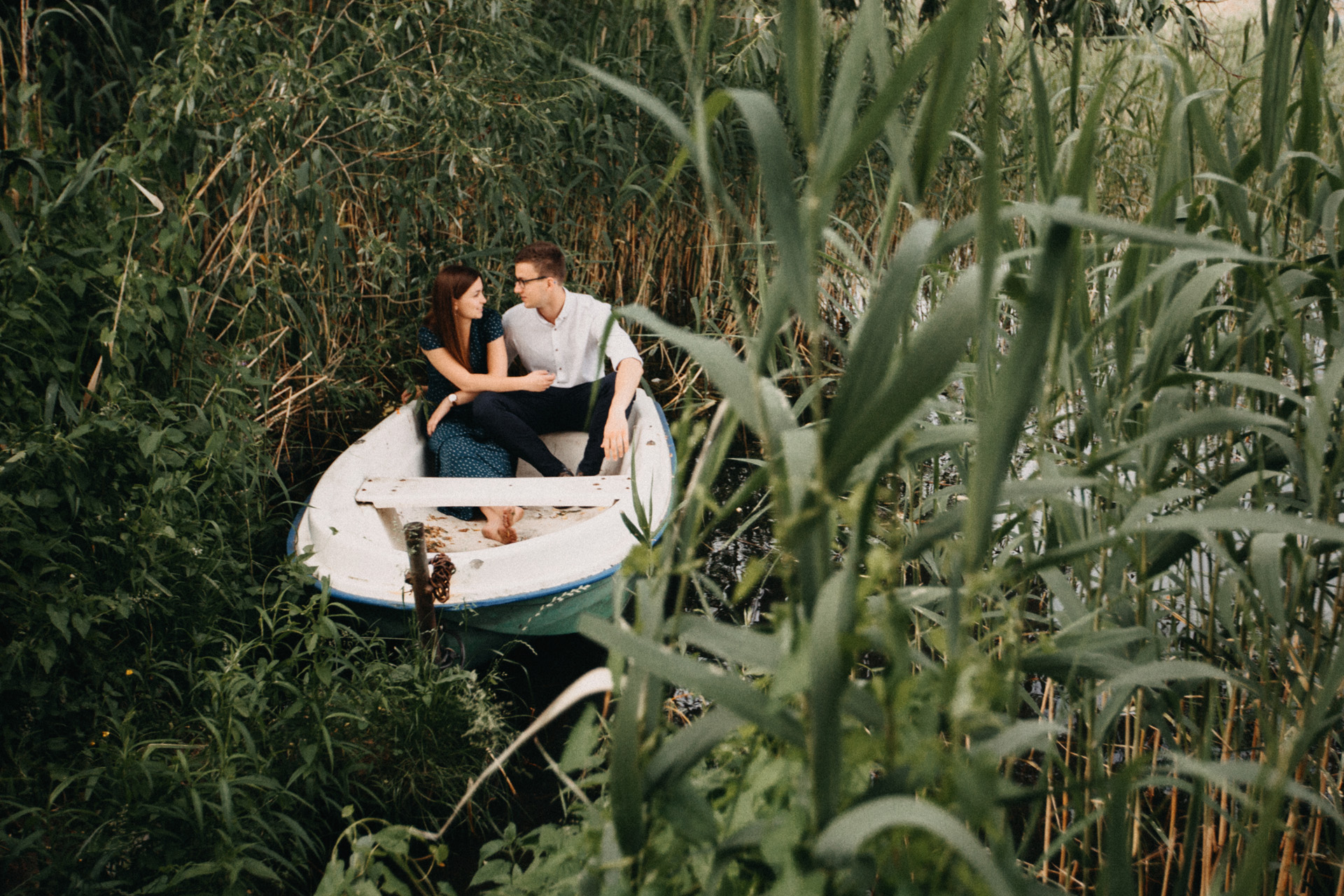 fotografia narzeczeńska nad jeziorem