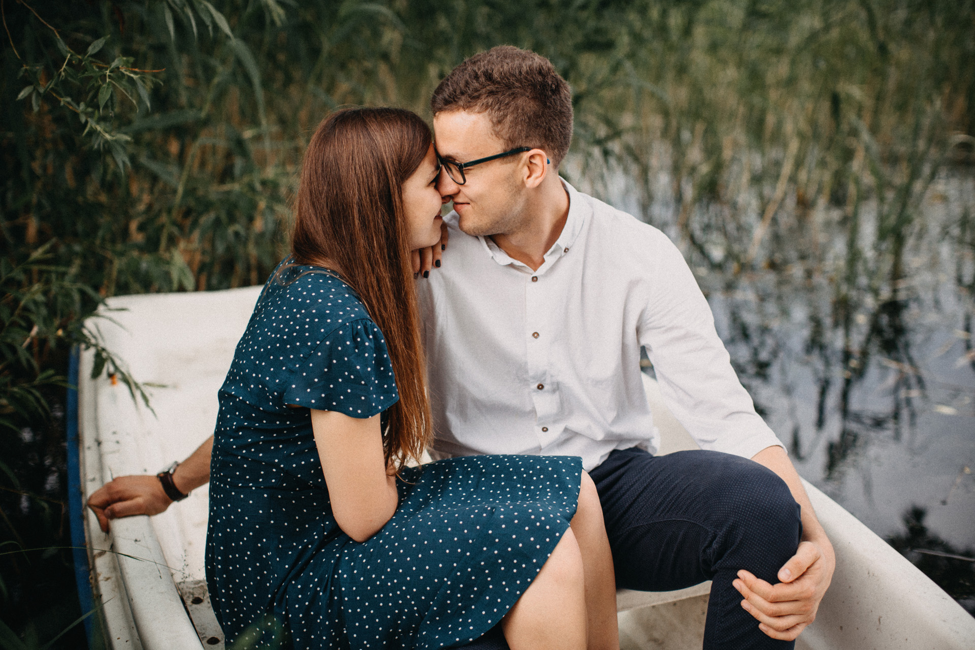 fotografia narzeczeńska nad jeziorem