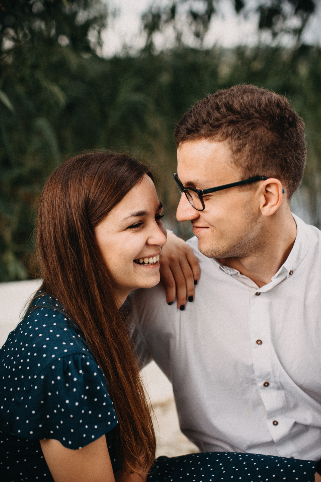 fotografia narzeczeńska nad jeziorem