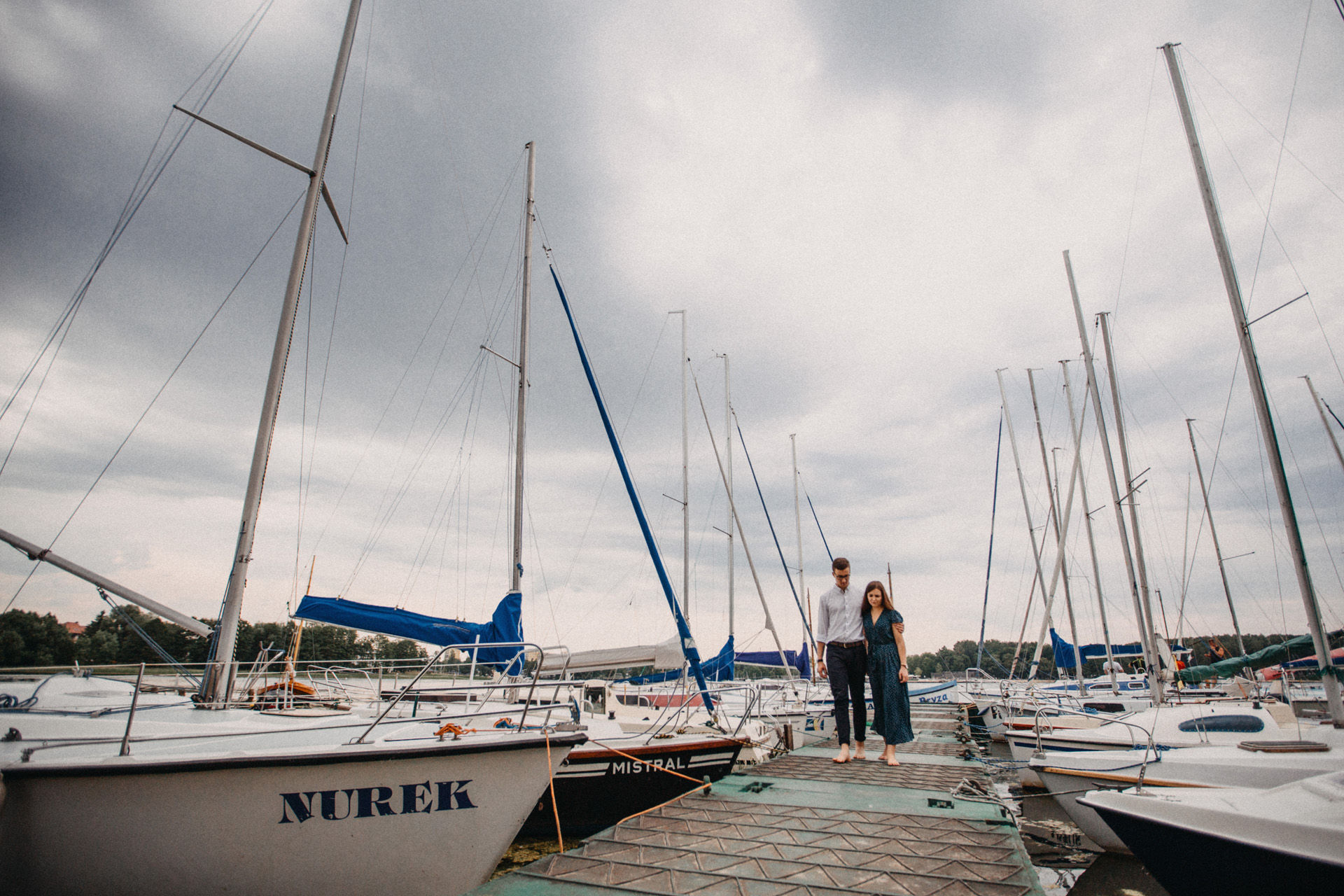fotografia narzeczeńska nad jeziorem