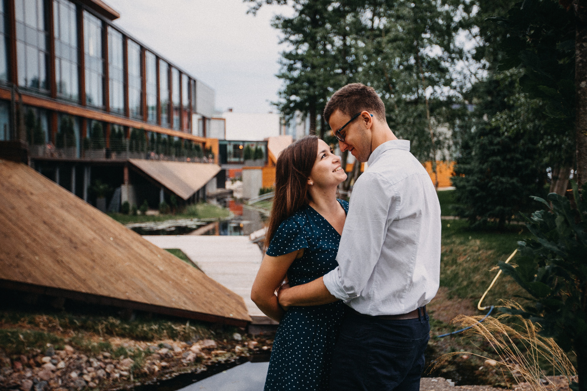 fotografia narzeczeńska nad jeziorem