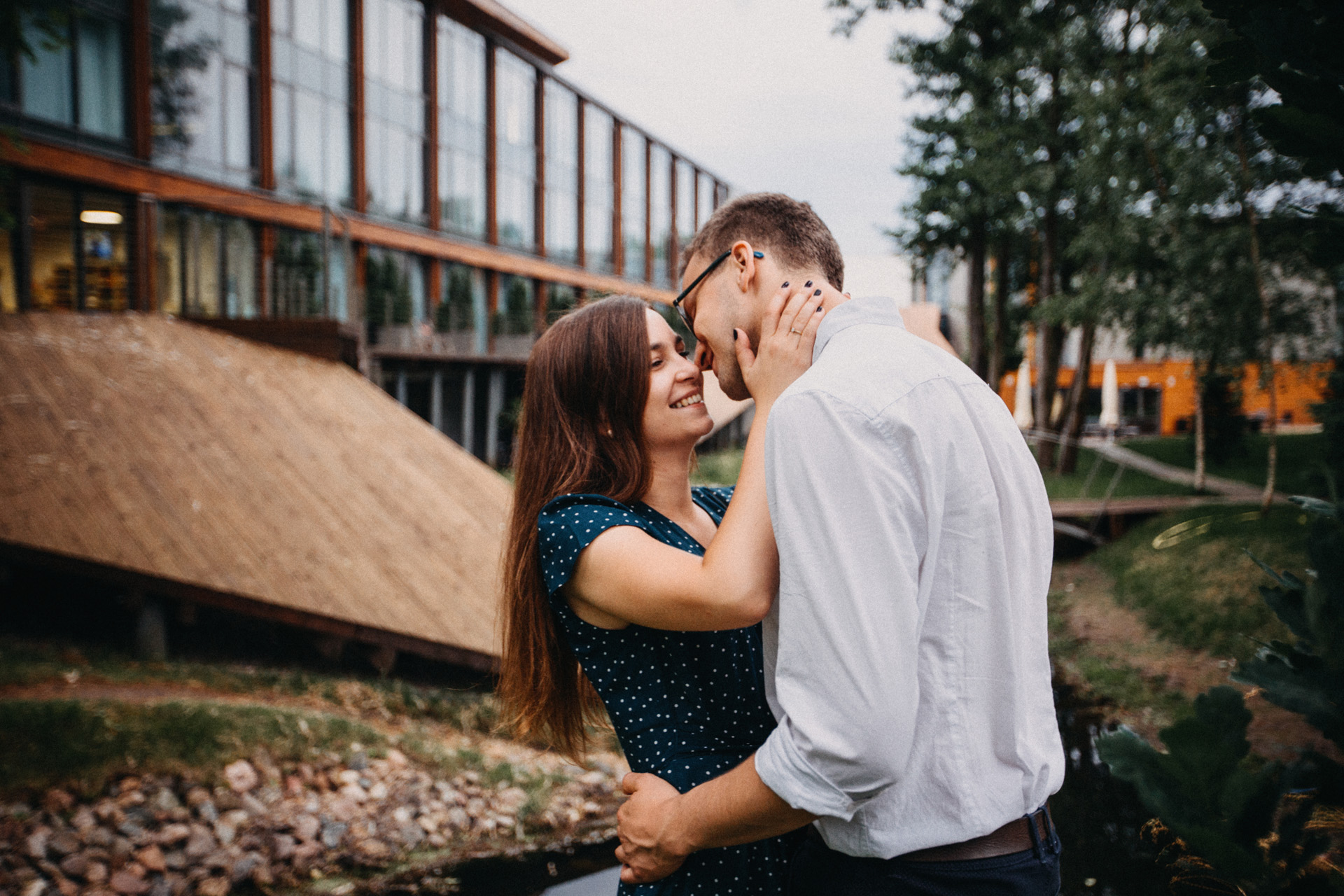 fotografia narzeczeńska nad jeziorem