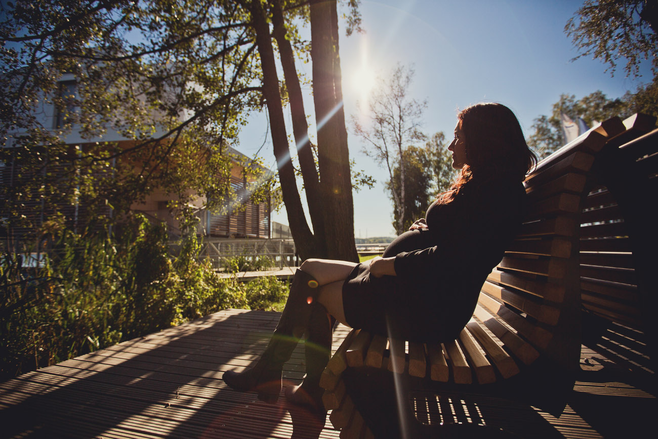 sesja ciążowa nad jeziorem