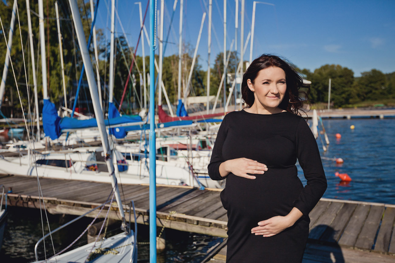 sesja ciążowa nad jeziorem