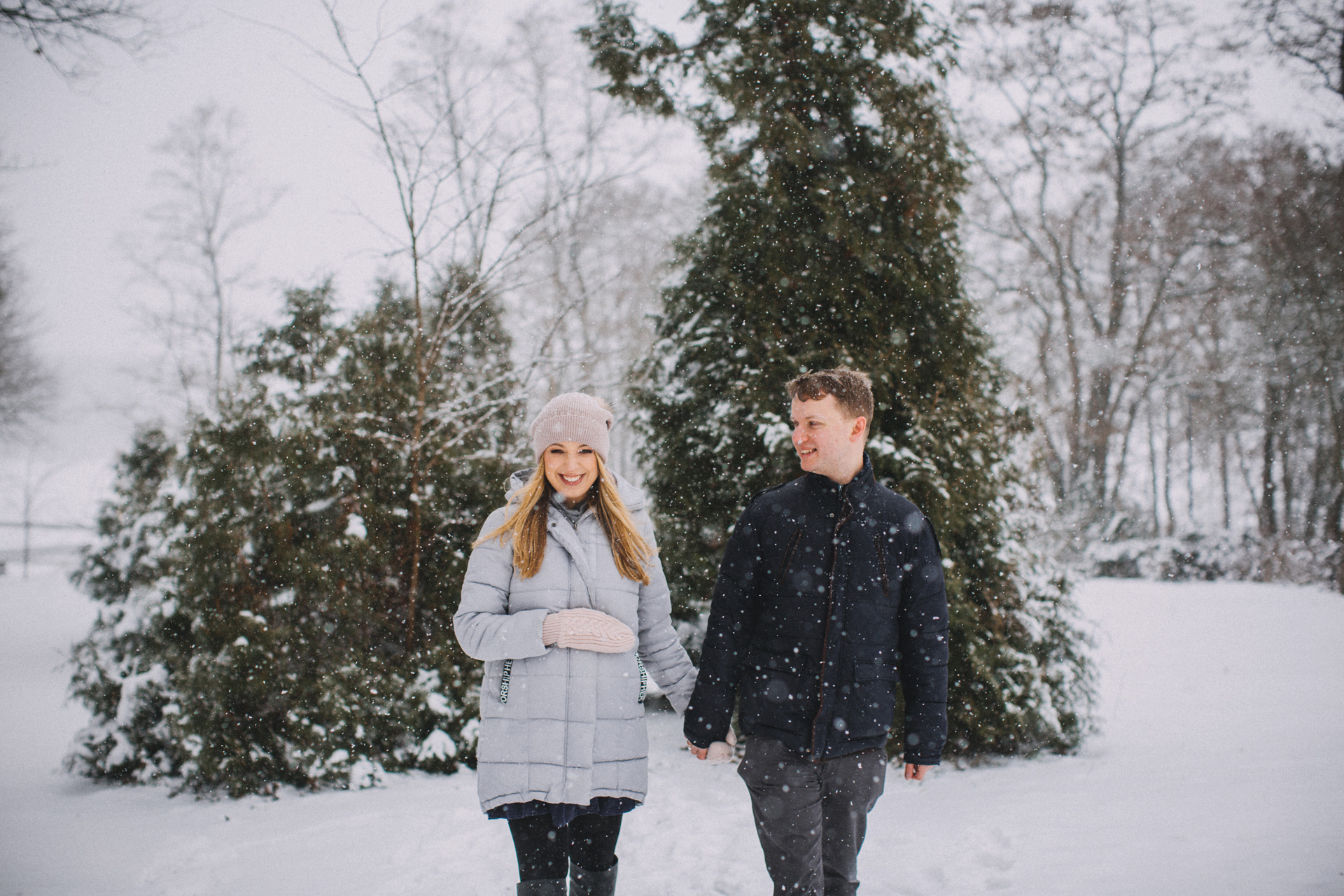 sesja ciążowa w śniegu