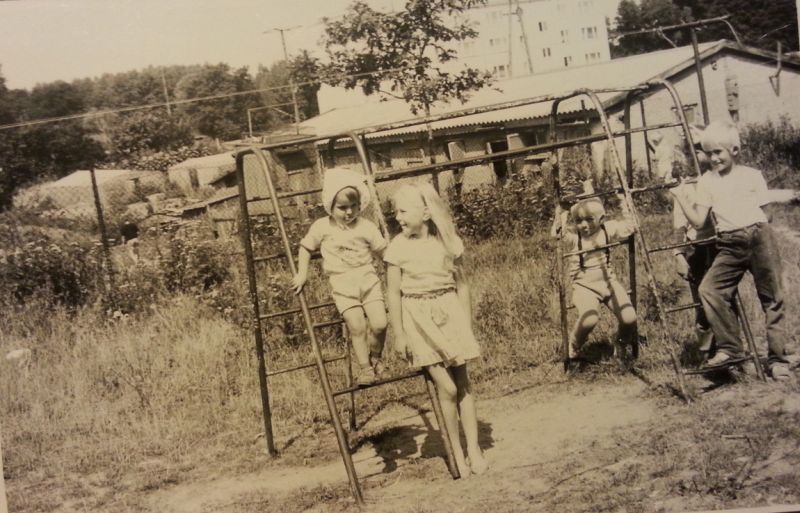 Plac zabaw tamtych czasów pełen dzieciaków