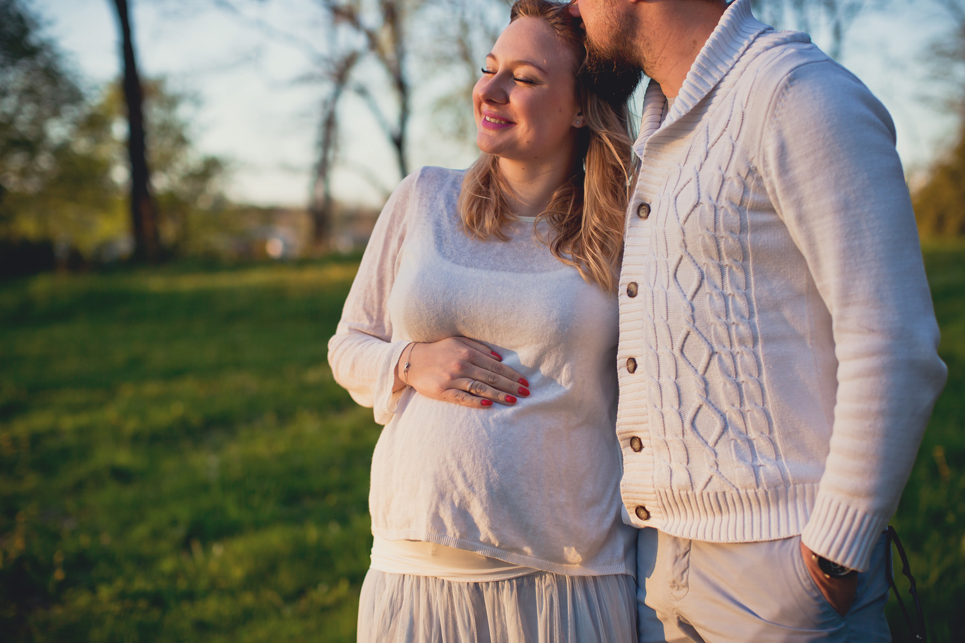 sesja ciążowa przy zachodzie słońca